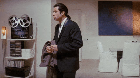 John Travolta olhando para os lados completamente perdido em uma sala vazia